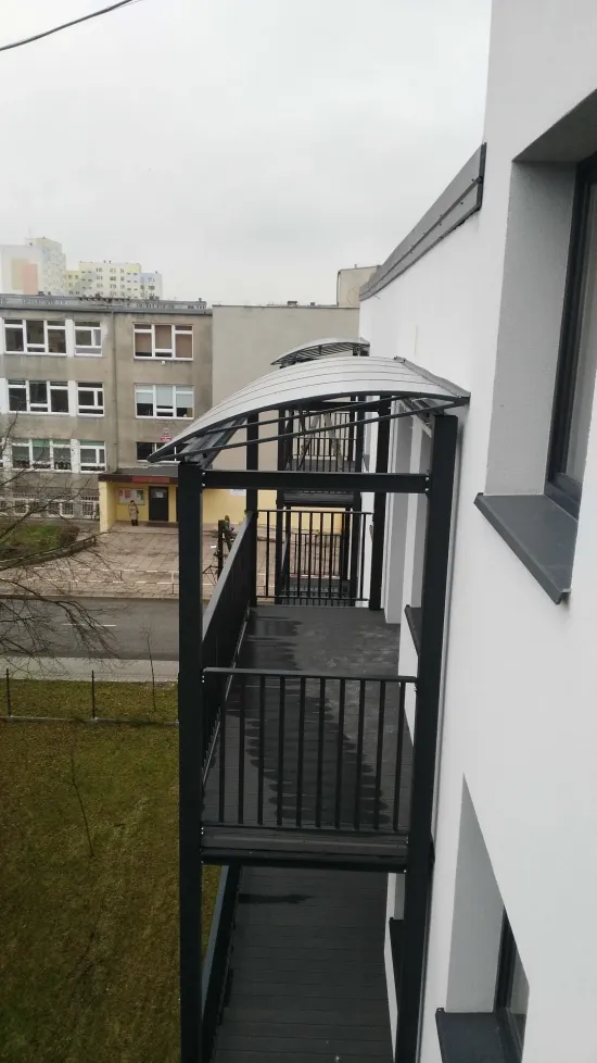 104. Balkon podwieszany na konstrukcji stalowej malowanej proszkowo z zadaszeniem z poliwęglanu