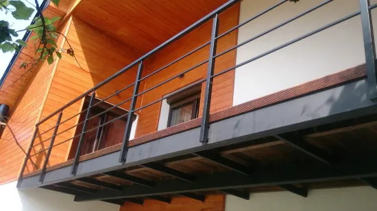 16. Balkon na konstrukcji stalowej malowanej proszkowo z balustradą z wypełnieniem poziomym