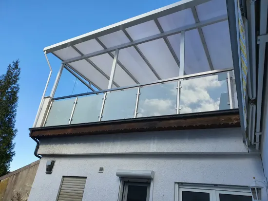 274. Balustrada balkonowa ze stali nierdzewnej z wypełnieniem szklanym i zadaszeniem z poliwęglanu