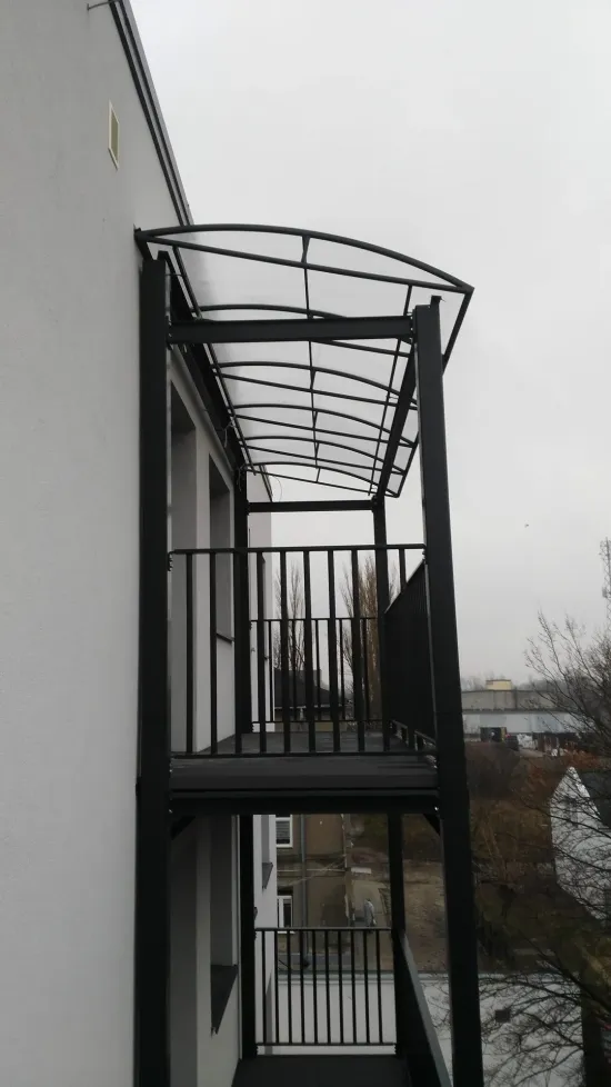 288. Balkon podwieszany na konstrukcji stalowej malowanej proszkowo z zadaszeniem z poliwęglanu