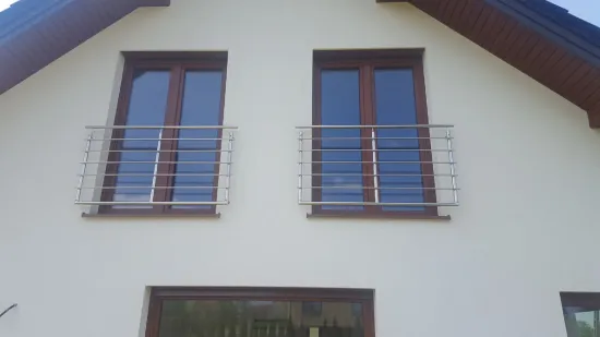 66. Balkon francuski z balustradą ze stali nierdzewnej z wypełnieniem poziomym