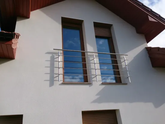 7. Balustrada na balkon francuski ze stali nierdzewnej z wypełnieniem pionowym