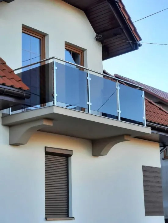 72. Balustrada balkonowa ze stali nierdzewnej z wypełnieniem szklanym